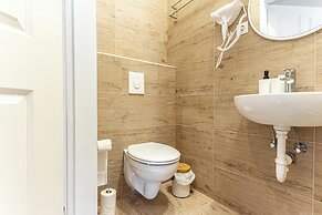 Chic 1BR Apt Walk to Vienna Sights