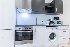 Chic 1BR Apt Walk to Vienna Sights