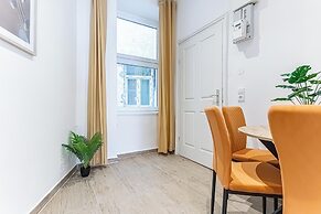 Chic 1BR Apt Walk to Vienna Sights
