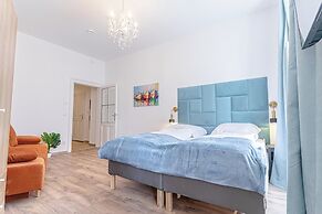 Chic 1BR Apt Walk to Vienna Sights