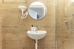 Chic 1BR Apt Walk to Vienna Sights