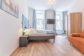 Chic 1BR Apt Walk to Vienna Sights