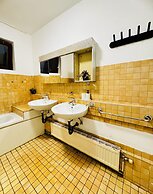 Spacious Budget Home Garden Stay