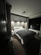 Elegant Family Home, 2x Jacuzzi Corner Bath