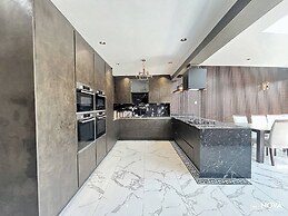 Elegant Family Home, 2x Jacuzzi Corner Bath