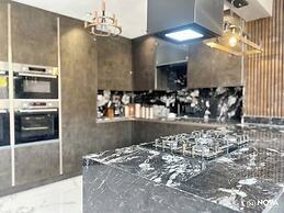 Elegant Family Home, 2x Jacuzzi Corner Bath