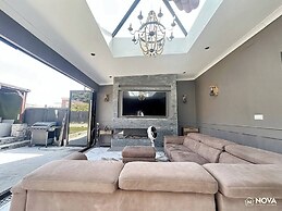 Elegant Family Home, 2x Jacuzzi Corner Bath