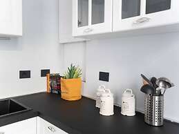 Charming Modern Apartment Near Argonne