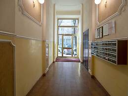 Charming Modern Apartment Near Argonne