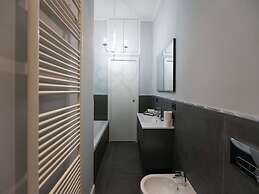 Charming Modern Apartment Near Argonne