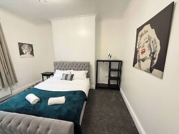 Modern Central Croydon Retreat