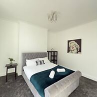 Modern Central Croydon Retreat