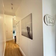Modern Central Croydon Retreat