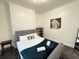 Modern Central Croydon Retreat