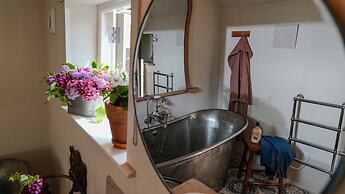 Host Stay Tin Bath