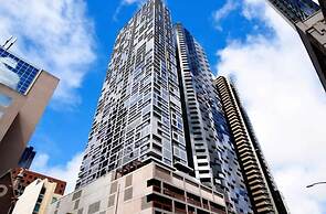 Cozy 2BR Apt Steps From Southern Cross, City Views