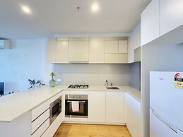 Cozy 2BR Apt Steps From Southern Cross, City Views