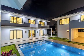 2 Villas 2 Kitchens  Huge Pool V258