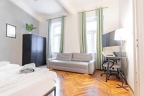 Elegant 1BR Apt Steps from Praterstern