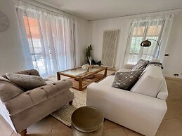 Elegant Villa With hot Tub, Views