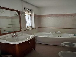 Elegant Villa With hot Tub, Views