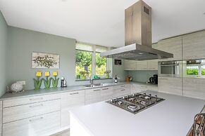 Spacious and Bright 10-person Holiday Villa