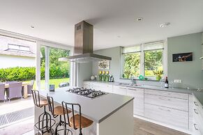 Spacious and Bright 10-person Holiday Villa