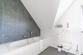 Spacious and Bright 10-person Holiday Villa