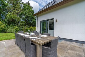 Spacious and Bright 10-person Holiday Villa