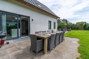 Spacious and Bright 10-person Holiday Villa