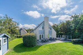 Charming Villa With Spacious Garden on the Water