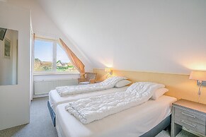 Charming Villa With Spacious Garden on the Water