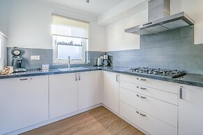 Charming Villa With Spacious Garden on the Water