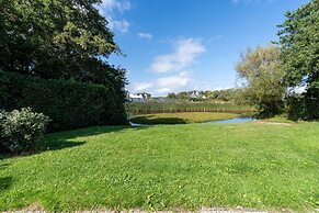 Charming Villa With Spacious Garden on the Water