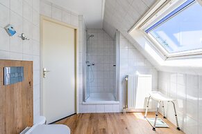 Charming Villa With Spacious Garden on the Water