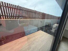 Joli Beach House - Spacious Ground Floor T2 Apartment
