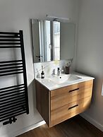 Modern 1BR plus LR Apt Near Gravensteen