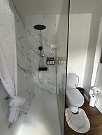 Modern 1BR plus LR Apt Near Gravensteen