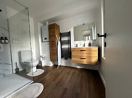 Modern 1BR plus LR Apt Near Gravensteen