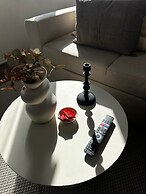 Modern 1BR plus LR Apt Near Gravensteen