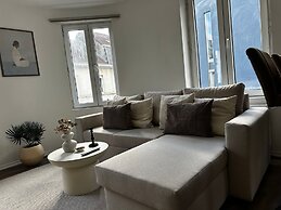 Modern 1BR plus LR Apt Near Gravensteen