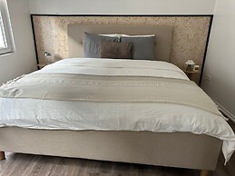 Modern 1BR plus LR Apt Near Gravensteen