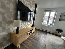 Modern 1BR plus LR Apt Near Gravensteen