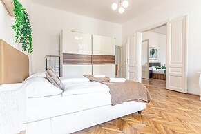Cozy 2BR Apt Prime Central Spot