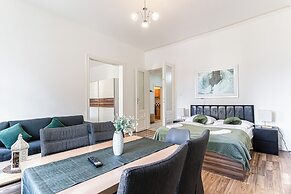 Cozy 2BR Apt Prime Central Spot