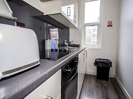Ensuite2 Woodhouse private bath 2kitchen