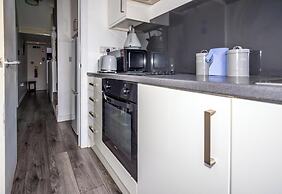 Ensuite2 Woodhouse private bath 2kitchen