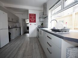 Ensuite2 Woodhouse private bath 2kitchen