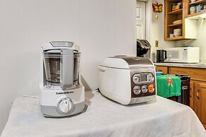 2 Mi to NYC Train: Wfh-friendly Greenwich Apt!