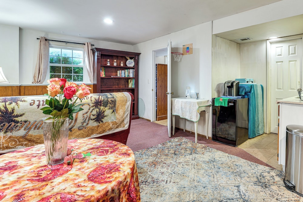 2 Mi to NYC Train: Wfh-friendly Greenwich Apt!